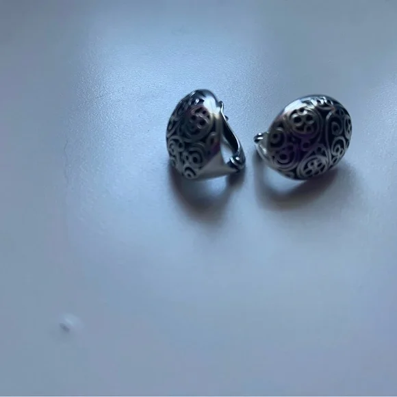 Elegant Silver Swirl Earrings🩶🤍 - Picture 5 of 5